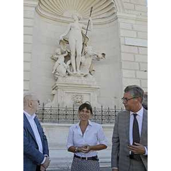 Bruno Marini (Consigliere regionale), Debora Serracchiani (Presidente Regione Friuli Venezia Giulia) e Francesco Peroni (Assessore regionale Finanze) davanti al Palazzo della Regione in piazza Unità d'Italia - Trieste 05/09/2016