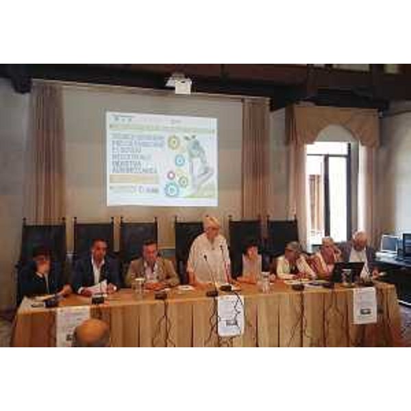 Maria Teresa Senatore (Sindaco Portogruaro) e Loredana Panariti (Assessore regionale Lavoro, Formazione, Istruzione, Pari Opportunità, Politiche giovanili, Ricerca e Università) alla presentazione dell'unico Corso post diploma biennale (ITS) in Italia per "Tecnico superiore per l'automazione e i sistemi meccatronici dell'industria agromeccanica", nella Sala consiliare comunale - Portogruaro (VE) 05/09/2016