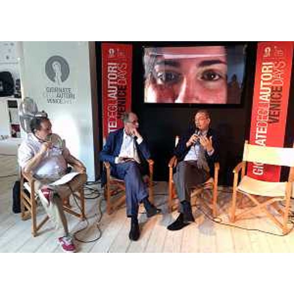 Enrico Magrelli (Giornalista cinematografico), Gianni Torrenti (Assessore regionale Cultura, Sport e Solidarietà) e Sergio Bolzonello (Vicepresidente Regione FVG e assessore Attività produttive, Turismo e Cooperazione) all'evento di presentazione "Fotogrammi di emozioni. Un anno di cinema in Friuli Venezia Giulia", nello stand di PromoTurismo FVG all'Hotel Excelsior nell'ambito del Festival internazionale del Cinema - Venezia 05/09/2016