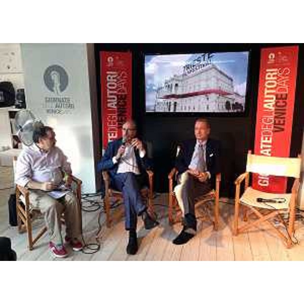 Enrico Magrelli (Giornalista cinematografico), Gianni Torrenti (Assessore regionale Cultura, Sport e Solidarietà) e Sergio Bolzonello (Vicepresidente Regione FVG e assessore Attività produttive, Turismo e Cooperazione) all'evento di presentazione "Fotogrammi di emozioni. Un anno di cinema in Friuli Venezia Giulia", nello stand di PromoTurismo FVG all'Hotel Excelsior nell'ambito del Festival internazionale del Cinema - Venezia 05/09/2016