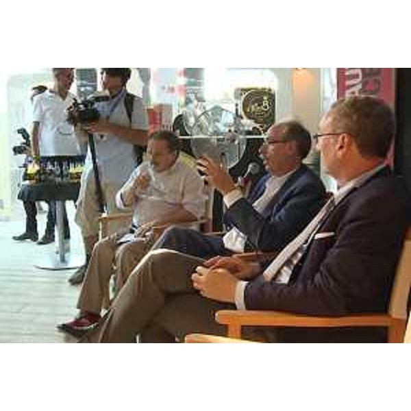 Enrico Magrelli (Giornalista cinematografico), Gianni Torrenti (Assessore regionale Cultura, Sport e Solidarietà) e Sergio Bolzonello (Vicepresidente Regione FVG e assessore Attività produttive, Turismo e Cooperazione) all'evento di presentazione "Fotogrammi di emozioni. Un anno di cinema in Friuli Venezia Giulia", nello stand di PromoTurismo FVG all'Hotel Excelsior nell'ambito del Festival internazionale del Cinema - Venezia 05/09/2016