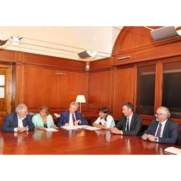 Giampaolo D'Andrea (Capo Gabinetto MiBACT), Antonia Pasqua Recchia (Direttore Segretariato generale MiBACT), Daniele Bertuzzi (Segretario generale Presidenza Regione FVG), Debora Serracchiani (Presidente Regione Friuli Venezia Giulia), Stefano Balloch (Sindaco Cividale) e Corrado Azzollini (Sovrintendente Belle arti e Paesaggio FVG) alla firma dell'Accordo di valorizzazione di Palazzo de' Nordis a Cividale - Roma 07/09/2016