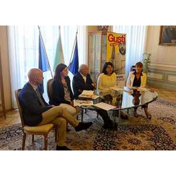 Simone Gorini (Direttore regionale Divisione Passeggeri Trenitalia), Sara Cumar (Presidente APT Gorizia S.p.A.), Ettore Romoli (Sindaco Gorizia), Mariagrazia Santoro (Assessore regionale Infrastrutture e Territorio) e Arianna Bellan (Assessore Grandi eventi Comune Gorizia) alla presentazione del piano di Regione, Trenitalia e APT a supporto della logistica per "Gusti di Frontiera 2016" - Gorizia 08/09/2016