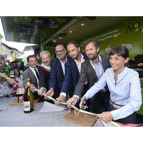 Furio Honsell (Sindaco Udine), Paolo Stefanelli (Direttore ERSA), Cristiano Shaurli (Assessore regionale Risorse agricole e forestali), Carlo Cracco (Chef) e Debora Serracchiani (Presidente Regione Friuli Venezia Giulia) all'inaugurazione dello stand dell'ERSA a Friuli DOC - Udine 08/09/2016