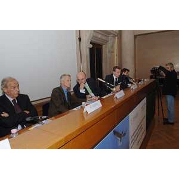 Riccardo Illy (Presidente Regione Friuli Venezia Giulia) ed Enrico Bertossi (Assessore regionale Attività produttive) nel corso del convegno "La valorizzazione dei centri storici come risorsa strategica per il Friuli Venezia Giulia", organizzato dalla Direzione regionale per le Attività produttive a Udine. (Udine 29/10/07)