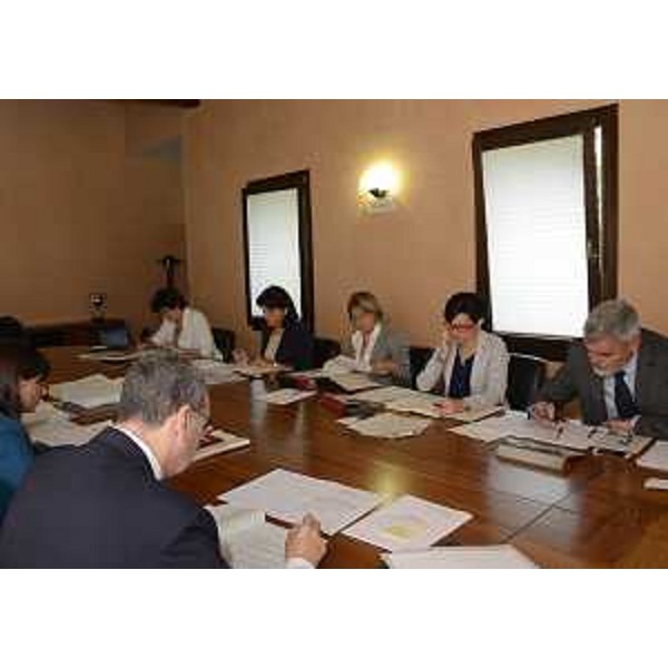 Debora Serracchiani (Presidente Regione Friuli Venezia Giulia), Sergio Bolzonello (Vicepresidente Regione FVG e assessore Attività produttive, Turismo e Cooperazione) e gli assessori Loredana Panariti (Lavoro, Formazione, Istruzione, Pari Opportunità, Politiche giovanili, Ricerca e Università), Mariagrazia Santoro (Infrastrutture e Territorio), Maria Sandra Telesca (Salute, Integrazione socio-sanitaria, Politiche sociali e Famiglia), Sara Vito (Ambiente ed Energia) e Paolo Panontin (Autonomie locali e Coordinamento Riforme, Comparto unico, Sistemi informativi, Caccia e Risorse ittiche, delegato Protezione civile) durante la riunione della Giunta - Pordenone 09/09/2016