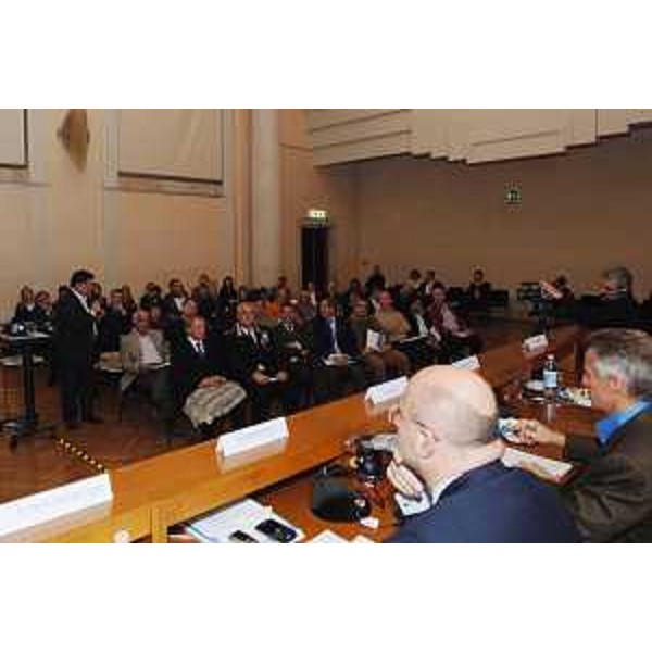 Riccardo Illy (Presidente Regione Friuli Venezia Giulia) ed Enrico Bertossi (Assessore regionale Attività produttive) nel corso del convegno "La valorizzazione dei centri storici come risorsa strategica per il Friuli Venezia Giulia", organizzato dalla Direzione regionale per le Attività produttive a Udine. (Udine 29/10/07)