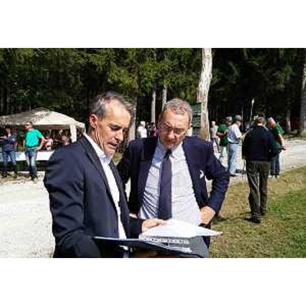 Boris Preschern (Sindaco Malborghetto-Valbruna) e Sergio Bolzonello (Vicepresidente Regione FVG e assessore Attività produttive, Turismo e Cooperazione) all'inaugurazione del Sentiero degli Alberi di Risonanza (The Forest Sound Track) - Malborghetto-Valbruna 10/09/2016