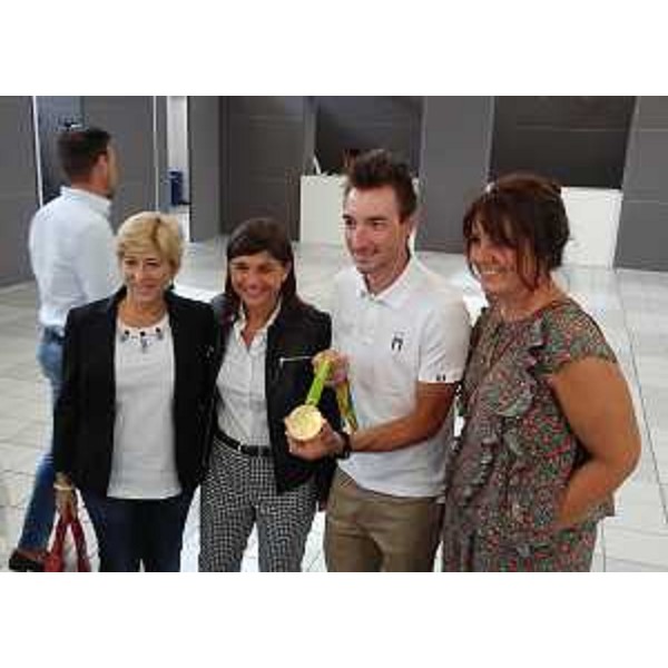 Marcella Zappaterra (Consigliere regionale Emilia-Romagna), Debora Serracchiani (Presidente Regione Friuli Venezia Giulia), Elia Viviani (Medaglia d'Oro Olimpiadi 2016) e Barbara Degani (Sottosegretario Ambiente) alla premiazione dell' "Italian Green Road Award", al CosmoBike Show di Veronafiere - Verona 16/09/2016