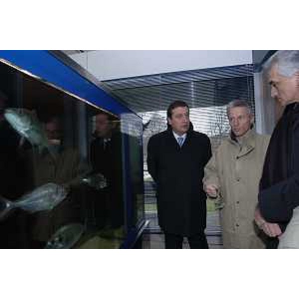 Riccardo Illy (Presidente Regione Friuli Venezia Giulia) ed Enzo Marsilio ( Assessore Regionale alle risorse agricole, naturali, forestali e montagna) visitano l'acquario dell'ETP di Ariis di Rivignano (Ariis di Rivignano, 17/01/06)