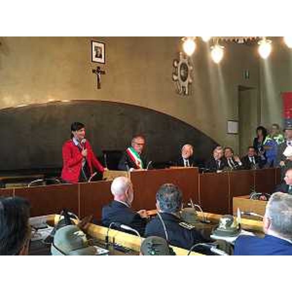 Debora Serracchiani (Presidente Regione Friuli Venezia Giulia) e Paolo Urbani (Sindaco Gemona) al Raduno degli 11 cantieri di lavoro dell'ANA per commemorare il quarantesimo anniversario del terremoto del Friuli, in Municipio - Gemona del Friuli 17/09/2016