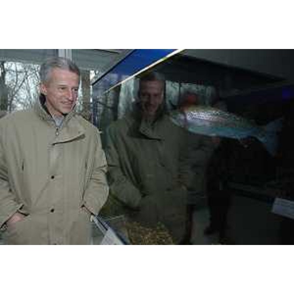 Riccardo Illy (Presidente Regione Friuli Venezia Giulia) visita l'acquario dell'ETP di Ariis di Rivignano (Ariis di Rivignano, 17/01/06)