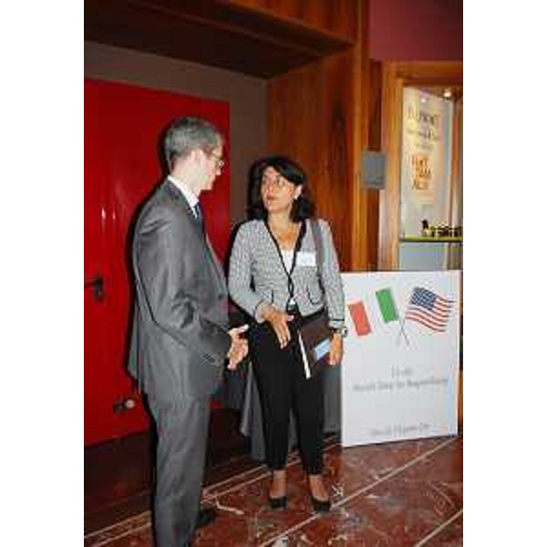 Peter Brownfeld (Consigliere politico Esercito USA in Italia) e Mariagrazia Santoro (Assessore regionale Infrastrutture e Territorio) al seminario di aggiornamento per la Gestione delle aree di addestramento sostenibili USA-Italia, all'Hotel Là di Moret - Udine 20/09/2016