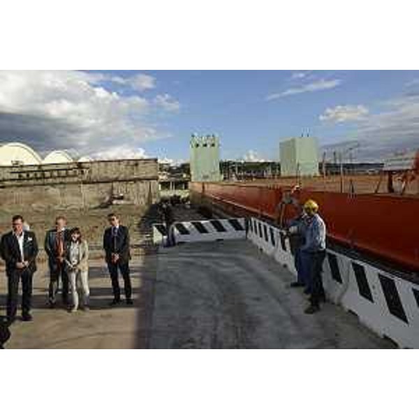 Mauro Franco (Presidente Cartubi), Debora Serracchiani (Presidente Regione Friuli Venezia Giulia) e Zeno D'Agostino (Commissario Autorità Portuale Trieste) all'inaugurazione della mega chiatta per il refitting di super yacht, alla Cartubi - Trieste 20/09/2016
