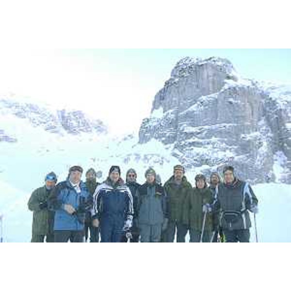 Enzo Marsilio (Assessore Regionale alle risorse agricole, naturali, forestali e montagna) con gruppo forestali (Sella Nevea, 14/01/06)