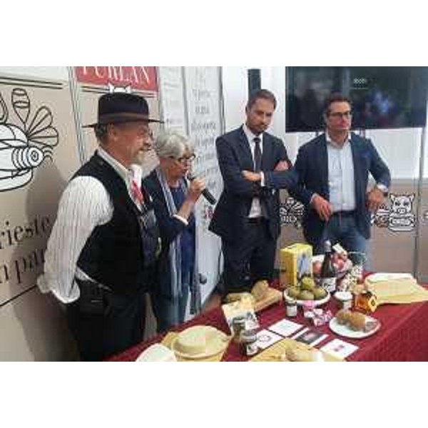 Cristiano Shaurli (Assessore regionale Risorse agricole e forestali) nello stand di ERSA e PromoTurismo FVG all'inaugurazione di "Terra Madre Salone del Gusto" - Torino 22/09/2016