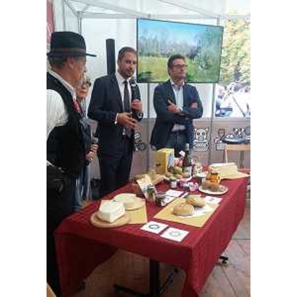 Cristiano Shaurli (Assessore regionale Risorse agricole e forestali) nello stand di ERSA e PromoTurismo FVG all'inaugurazione di "Terra Madre Salone del Gusto" - Torino 22/09/2016