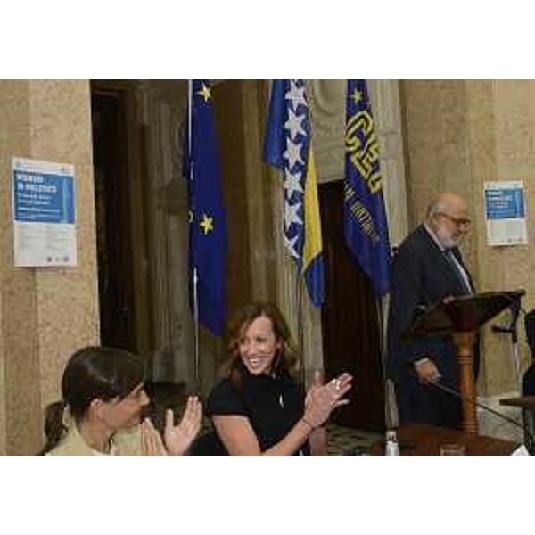 Debora Serracchiani (Presidente Regione Friuli Venezia Giulia), Jessica N. Grounds (Direttrice Women ready for Hillary Clinton) e Giovanni Caracciolo di Vietri (Segretario generale InCE / Inziativa Centro Europea) all'incontro "Women in politics. Il ruolo delle donne nel terzo millennio", nella Sala di Rappresentanza dell'InCE - Trieste 26/09/2016
