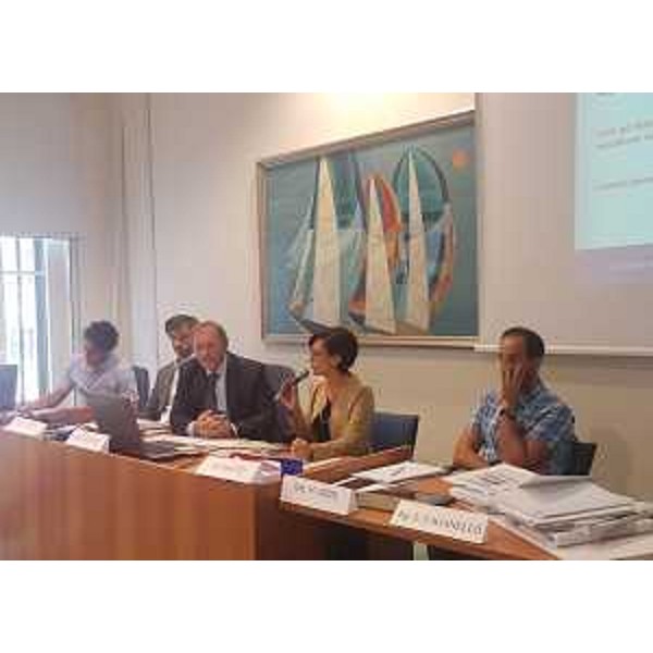 Sara Vito (Assessore regionale Ambiente ed Energia), e funzionari regionali, alla conferenza programmatica sul Progetto di Piano stralcio di bacino per l'Assetto Idrogeologico dei bacini idrografici Regionali (PAIR) Laguna Marano-Grado, Slizza e Levante e le corrispondenti misure di salvaguardia (D.Lgs 152/2006, articolo 68) - Trieste 27/09/2016