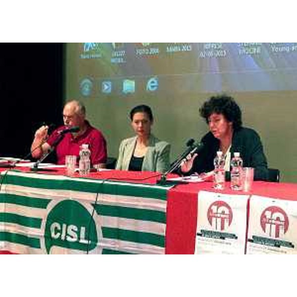 Daniele Morassut (coordinatore Progetto Antimobbing CISL), Cristina Caparesi (Coordinatrice Punto Ascolto Pordenone) e Loredana Panariti (Assessore regionale Lavoro, Formazione, Istruzione, Pari Opportunità, Politiche giovanili, Ricerca e Università) al focus sui dieci anni di attività del Punto di Ascolto Antimobbing della Destra Tagliamento, organizzato dalla CISL - Pordenone 27/09/2016