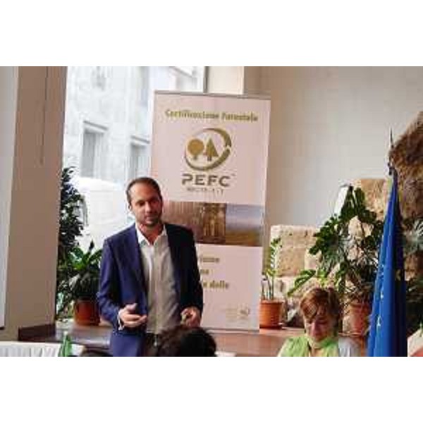 Cristiano Shaurli (Assessore regionale Risorse agricole e forestali) alla consegna del Premio Comunità Forestali Sostenibili alla vincitrice Legno Servizi di Tolmezzo - Roma 28/09/2016