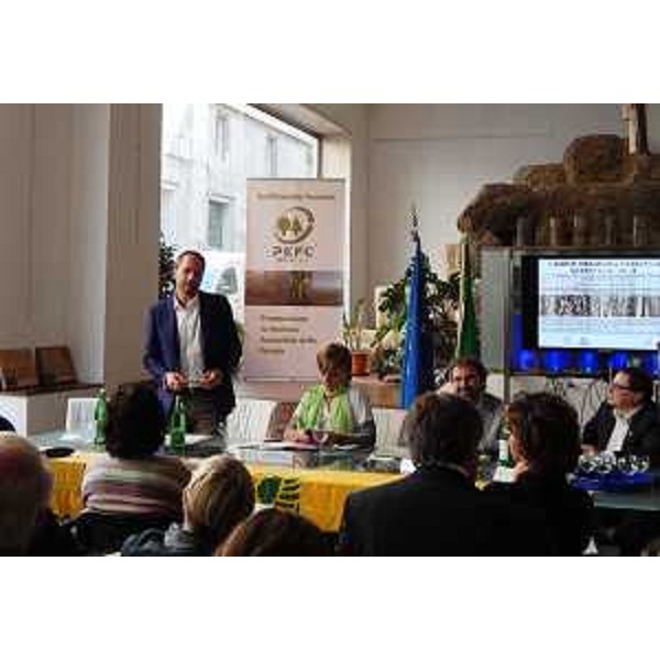 Cristiano Shaurli (Assessore regionale Risorse agricole e forestali) alla consegna del Premio Comunità Forestali Sostenibili alla vincitrice Legno Servizi di Tolmezzo - Roma 28/09/2016