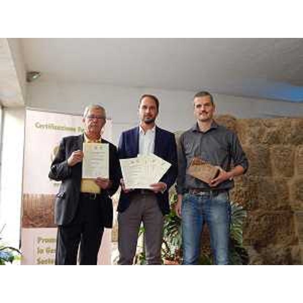 Emilio Gottardo (Presidente Legno Servizi), Cristiano Shaurli (Assessore regionale Risorse agricole e forestali) e Samuele Giacometti (Fondatore Rete Imprese 12-To-Many) alla consegna del Premio Comunità Forestali Sostenibili alla vincitrice Legno Servizi di Tolmezzo - Roma 28/09/2016