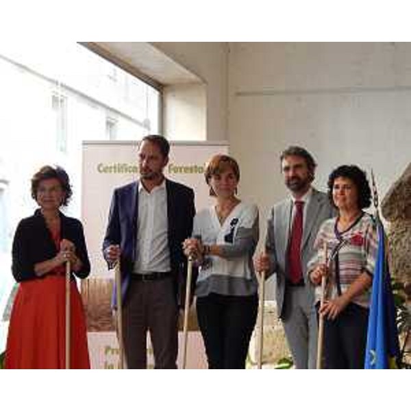 Alessandra Stefani (Vicecapo Corpo Forestale Stato), Cristiano Shaurli (Assessore regionale Risorse agricole e forestali), Rossella Muroni (Presidente Legambiente), Alessandro Portinaro (ANCI), Maria Cristina D'Orlando (Presidente PEFC Italia) alla consegna del Premio Comunità Forestali Sostenibili alla vincitrice Legno Servizi di Tolmezzo - Roma 28/09/2016