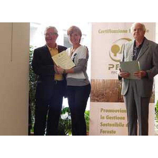 Emilio Gottardo (Presidente Legno Servizi) e Rossella Muroni (Presidente Legambiente) alla consegna del Premio Comunità Forestali Sostenibili alla vincitrice Legno Servizi di Tolmezzo - Roma 28/09/2016