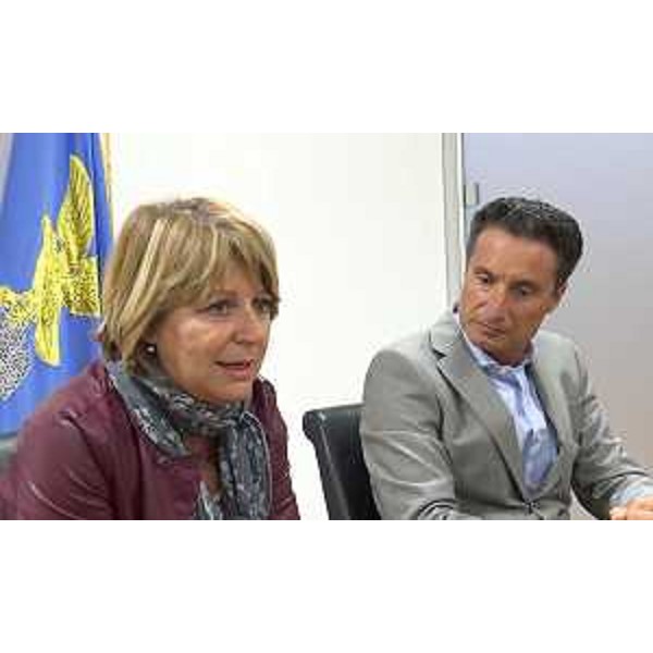 Maria Sandra Telesca (Assessore regionale Salute, Integrazione socio-sanitaria, Politiche sociali e Famiglia) e Francesco Pascolini (Presidente Federfarma FVG) alla sigla dell'Accordo tra Regione e Federfarma per aumentare l'adesione dei cittadini allo screening per la prevenzione e la diagnosi precoce dei tumori al colon retto - Udine 28/09/2016