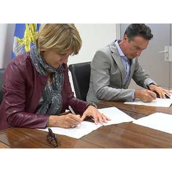 Maria Sandra Telesca (Assessore regionale Salute, Integrazione socio-sanitaria, Politiche sociali e Famiglia) e Francesco Pascolini (Presidente Federfarma FVG) alla sigla dell'Accordo tra Regione e Federfarma per aumentare l'adesione dei cittadini allo screening per la prevenzione e la diagnosi precoce dei tumori al colon retto - Udine 28/09/2016