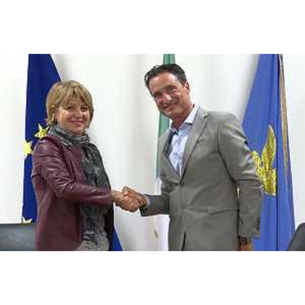 Maria Sandra Telesca (Assessore regionale Salute, Integrazione socio-sanitaria, Politiche sociali e Famiglia) e Francesco Pascolini (Presidente Federfarma FVG) alla sigla dell'Accordo tra Regione e Federfarma per aumentare l'adesione dei cittadini allo screening per la prevenzione e la diagnosi precoce dei tumori al colon retto - Udine 28/09/2016