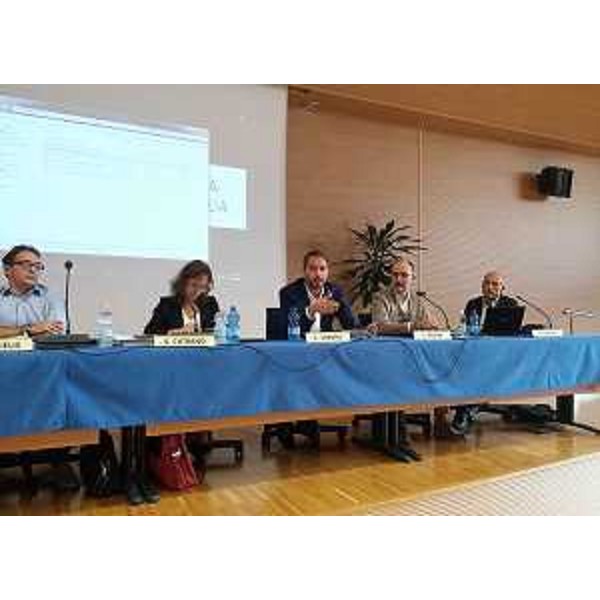 Roberto Michielis (Direzione centrale Risorse agricole, forestali e ittiche), Serena Cutrano (Vicedirettore centrale Risorse agricole, forestali e ittiche, Area sviluppo rurale - Autorità Gestione PSR FVG 2014-2020), Cristiano Shaurli (Assessore regionale Risorse agricole e forestali), Luca Penna (Direttore ConCentro / Azienda speciale unica CCIAA Pordenone) e Rinaldo Comino (Direzione centrale Risorse agricole, forestali e ittiche) all'incontro "Filiere agroalimentari e forestali: esperienze e proposte" sui prossimi bandi del PSR FVG 2014-2020, all'Auditorium Comelli - Udine 29/09/2016