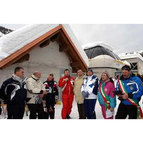Riccardo Illy (Presidente Regione Friuli Venezia Giulia), Alessandro Tesini (Presidente del Consiglio regionale) ed Enrico Bertossi (Assessore Regionale alle attività produttive) all'inaugurazione della seggiovia sullo Zoncolan (Zoncolan, 07/01/06)