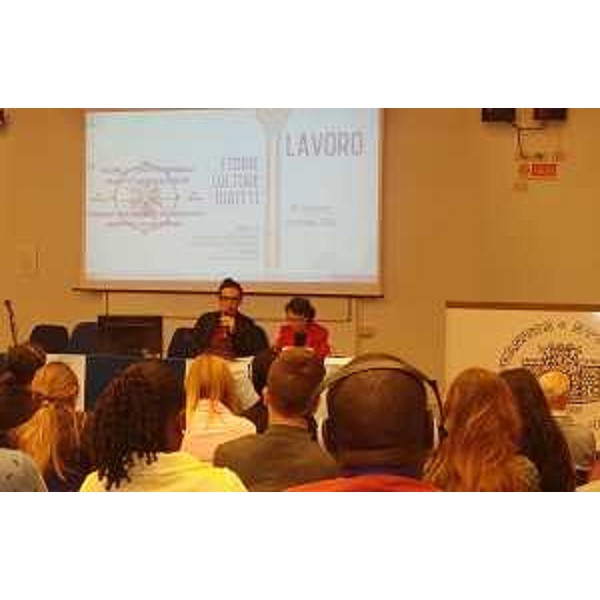 Nicola Lagioia (Premio Strega 2015 e testimonial del Forum) e Gabriella Valera Gruber (Presidente Associazione Poesia e Solidarietà) al IX "Forum mondiale dei giovani. Diritto di dialogo", alla Scuola superiore di Lingue moderne per Interpreti e Traduttori - Trieste 30/09/2016