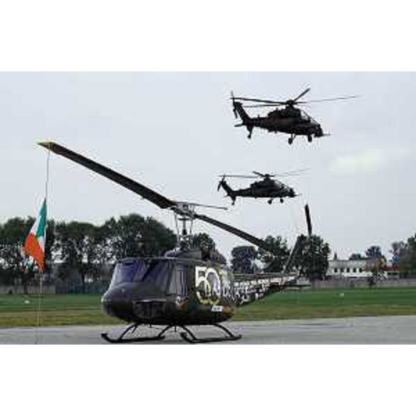 Elicottero AB 205 e, in volo, gli AH 129 C al 40° anniversario del 5° Reggimento "Rigel" dell'Aviazione Leggera dell'Esercito (ALE), all'Aeroporto Francesco Baracca - Casarsa della Delizia 30/09/2016