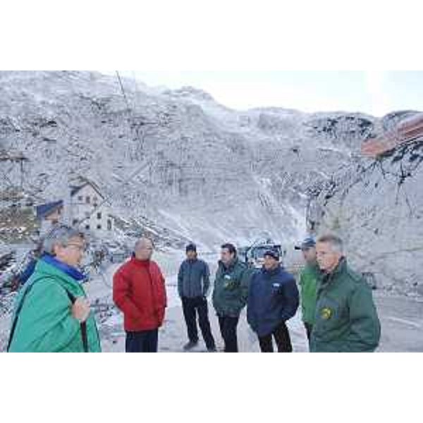 Riccardo Illy (Presidente Regione Friuli Venezia Giulia), Enzo Marsilio (Assessore regionale Montagna) e Andrea Viero (Direttore generale Regione) nel corso del sopralluogo ai cantieri della cabinovia bifune ad agganciamento automatico "Canin" che sostituirà la vecchia funivia "Sella Nevea- Rifugio Gilberti". (Sella Nevea 29/10/07)
