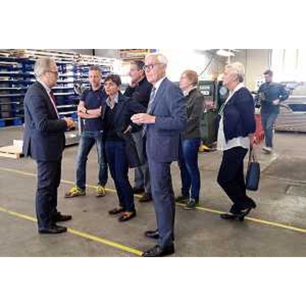 Sabino Sinesi (Direttore tecnico stabilimento Solari S.p.A. Udine), Giacomo Martin (Responsabile stabilimento Solari S.p.A. Pesariis), Debora Serracchiani (Presidente Regione Friuli Venezia Giulia), Verio Solari (Sindaco Prato Carnico) e Massimo Paniccia (Presidente Solari S.p.A.) - Pesariis 03/10/2016
