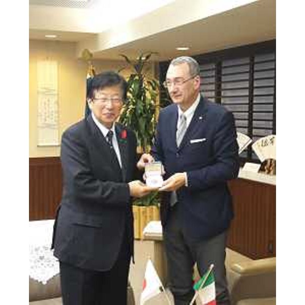 Heita Kawakatsu (Governatore Prefettura Shizuoka) e Sergio Bolzonello (Vicepresidente Regione FVG e assessore Attività produttive, Turismo e Cooperazione), nel Palazzo della Prefettura - Shizuoka 03/10/2016