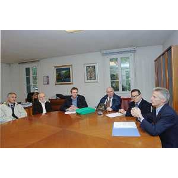 Riccardo Illy (Presidente Regione Friuli Venezia Giulia), Mario Geatti (Sindaco Pozzuolo) e amministratori locali nel corso dell'incontro presso il Municipio di Pozzuolo. (Pozzuolo 30/10/07)