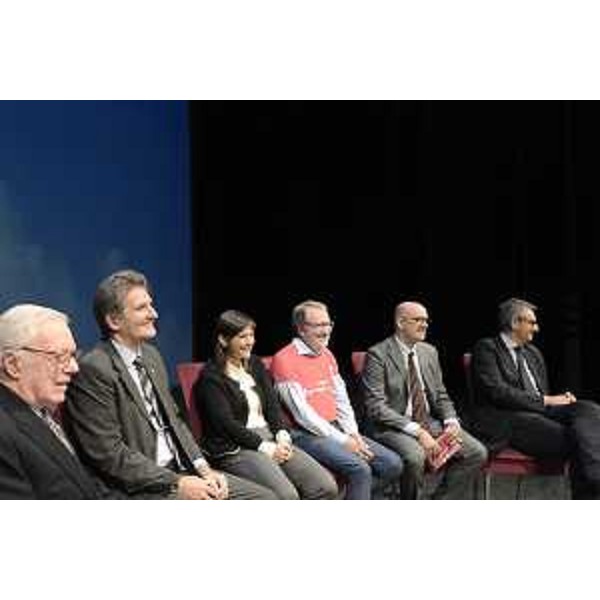Attilio Maseri (Presidente Fondazione per il Tuo Cuore), Andrea Di Lenarda (Presidente ANMCO), Debora Serracchiani (Presidente Regione Friuli Venezia Giulia), Nicola Delli Quadri (Direttore generale Azienda Sanitaria Universitaria Integrata / ASUI Trieste), Carlo Grilli (Assessore Servizi e Politiche sociali Comune Trieste) e Roberto Di Lenarda (Direttore Dipartimento universitario clinico Scienze mediche chirurgiche e Salute UNITS) all'incontro con le scuole "La salute del cuore. Come e perché adottare e mantenere stili di vita sani fin dalla giovane età", al Politeama Rossetti - Trieste 06/10/2016
