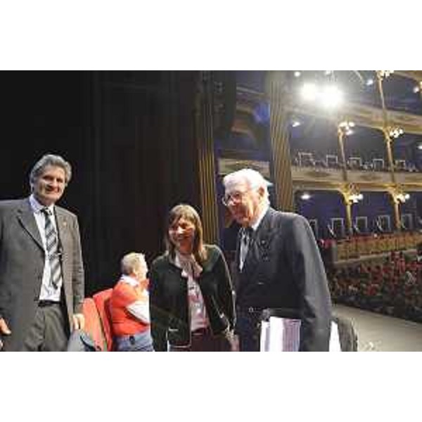 Andrea Di Lenarda (Presidente ANMCO), Debora Serracchiani (Presidente Regione Friuli Venezia Giulia) e Attilio Maseri (Presidente Fondazione per il Tuo Cuore) all'incontro con le scuole "La salute del cuore. Come e perché adottare e mantenere stili di vita sani fin dalla giovane età", al Politeama Rossetti - Trieste 06/10/2016