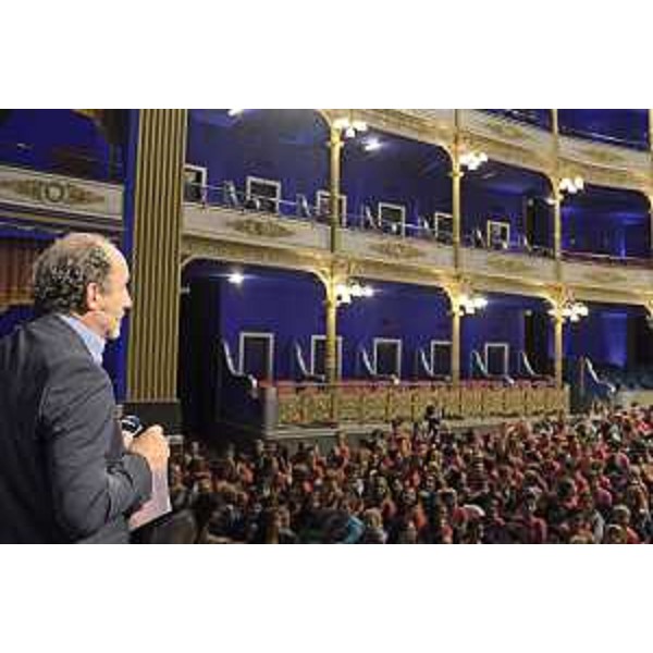 Pino Roveredo (Scrittore) modera l'incontro con le scuole "La salute del cuore. Come e perché adottare e mantenere stili di vita sani fin dalla giovane età", al Politeama Rossetti - Trieste 06/10/2016