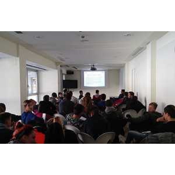 Ragazzi delle superiori che seguono il convegno "Innovazione attraverso la cooperazione", che si svolge in Sala Valduga della CCIAA - Udine 06/10/2016