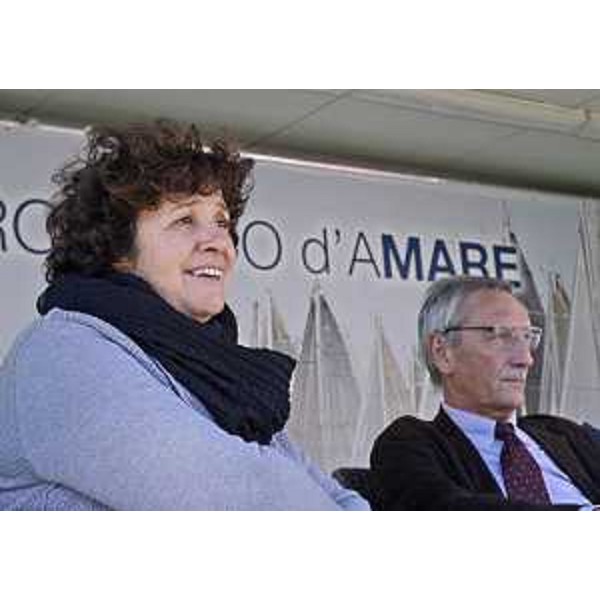 Loredana Panariti (Assessore regionale Lavoro, Formazione, Istruzione, Pari Opportunità, Politiche giovanili, Ricerca e Università) e Bruno Zvech (Direttore Accademia Nautica Trieste) al convegno "Comparto marittimo: formazione e occupazione", al Villaggio Barcolana - Trieste 06/10/2016