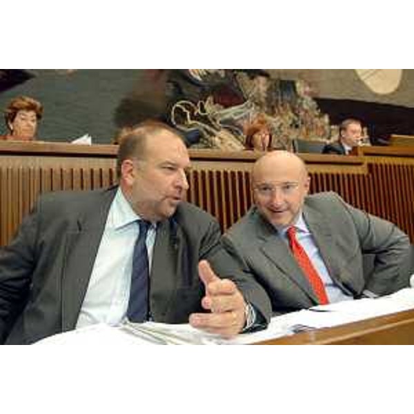 Roberto Cosolini (Assessore regionale al lavoro, formazione, università e ricerca) con Enrico Bertossi (Assessore regionale alle attività produttive) (19/10/2005)