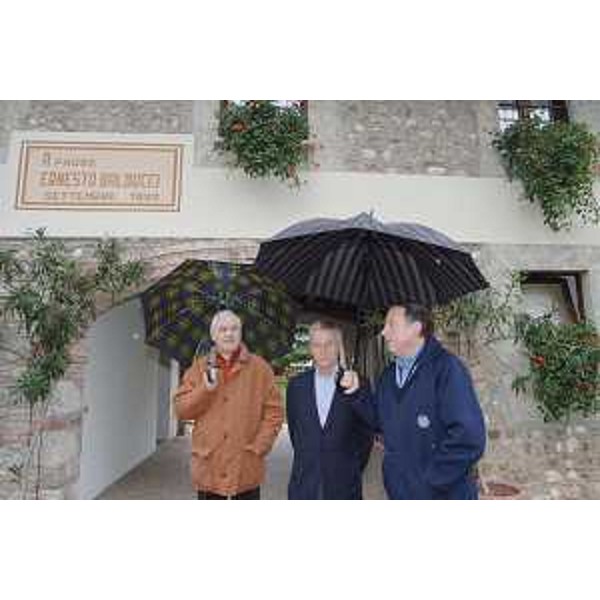 Riccardo Illy (Presidente Regione Friuli Venezia Giulia) a Zugliano visita il Centro di accoglienza "Ernesto Balducci" con don Pierluigi Di Piazza, Responsabile del Centro. (Zugliano 30/10/07) 