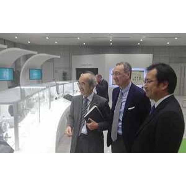 Sergio Bolzonello (Vicepresidente Regione FVG e assessore Attività produttive, Turismo e Cooperazione) al centro di ricerca NIDEC - Tokyo 07/10/2016