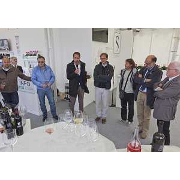 Cristiano Shaurli (Assessore regionale Risorse agricole e forestali), Mitja Gialuz (Presidente Società Velica Barcola e Grignano) e Paolo Stefanelli (Direttore generale Agenzia regionale sviluppo rurale / ERSA) all'inaugurazione dello stand dell'ERSA al Villaggio Barcolana - Trieste 07/10/2016