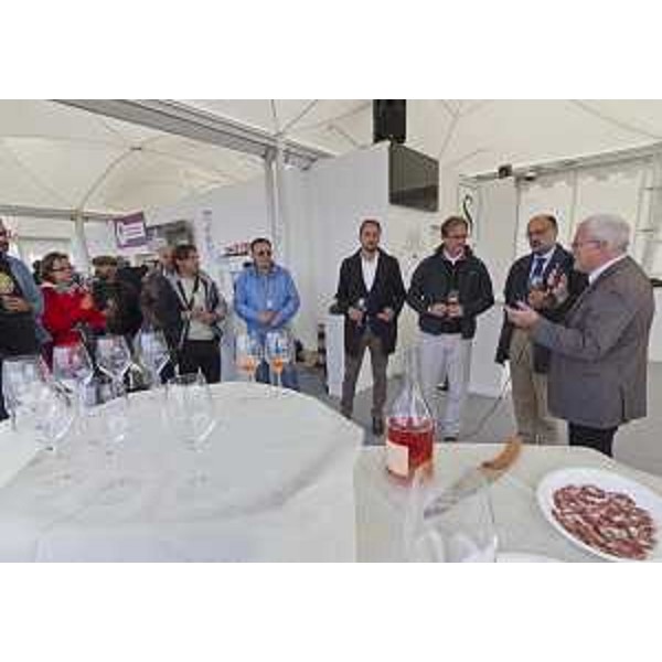 Cristiano Shaurli (Assessore regionale Risorse agricole e forestali), Mitja Gialuz (Presidente Società Velica Barcola e Grignano) e Paolo Stefanelli (Direttore generale Agenzia regionale sviluppo rurale / ERSA) all'inaugurazione dello stand dell'ERSA al Villaggio Barcolana - Trieste 07/10/2016